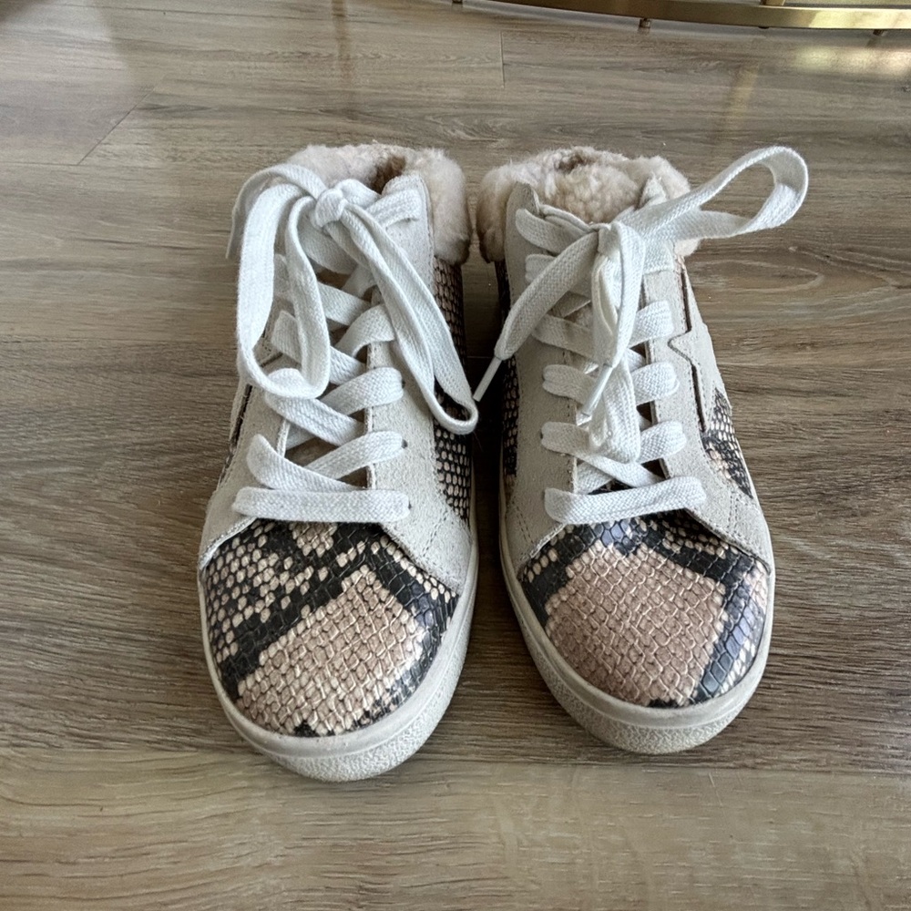 Stylish Women’s Sneakers with Snakeskin Pattern